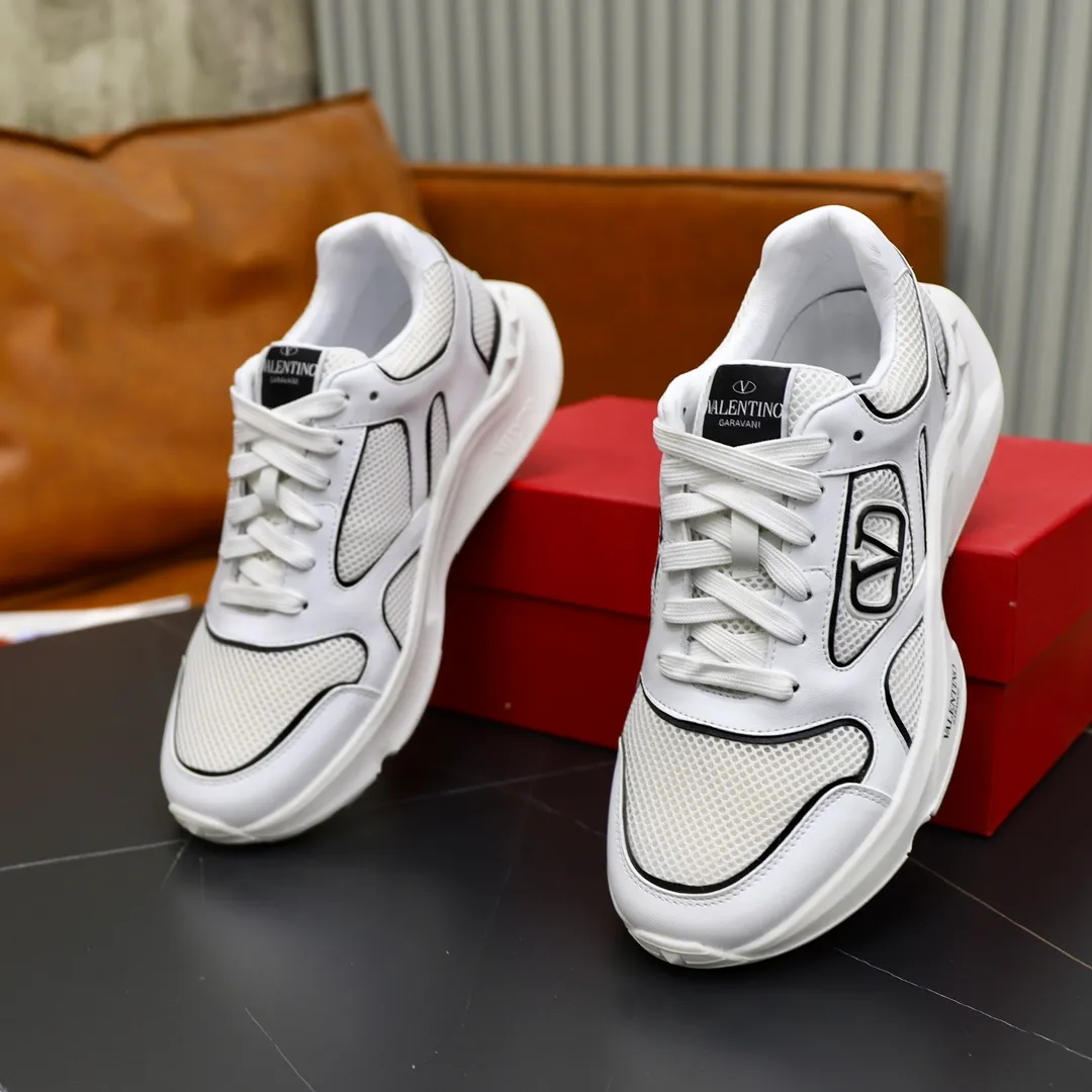 Ex-factory price: 460💰VALENTINO/Valentino 2025s men's latest low-top thick-soled sports shoes are shipped. Made with heavy industry, men's fine casual sports shoes, versatile style. Made of fabric mesh upper, rubber lines embellished with geometric segmentation upper, hand-sewn, novel and fashionable, rubber soles with rivet details on the front and back, VALENTINO GARAVANI LOGO printed on the side, and Valentino Garavani decorative inlay on the tongue. Logo, comfortable, breathable and durable on the feet! Comes with full original packaging! Code number: 38-39-40-41-42-43-44 (45 can be customized)